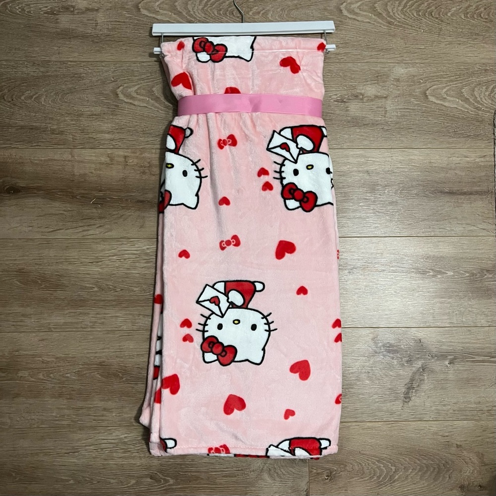 Hello kitty Valentine’s Day blanket - Picture 2 of 3
